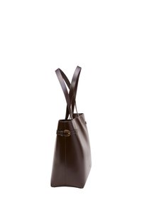 Sac fourre-tout en cuir marron avec un design structuré, base plate et deux bretelles. Comprend un détail de boucle sur un côté.