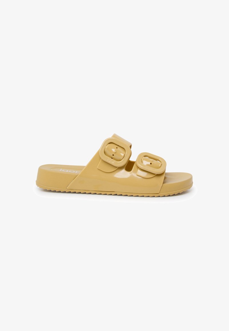 Sandales à glissière jaunes en caoutchouc brillant avec deux boucles ajustables, semelle plate et grip texturé en dessous.