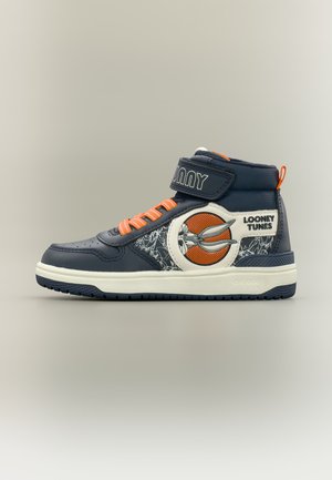 Wysokie granatowe buty sportowe z pomarańczowymi sznurowadłami, logo Looney Tunes i grafiką Buga Bunny, biała podeszwa i pasek na rzep na jednolitym tle.