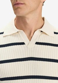 John Henric PEDRO - Pikeepaita - cream white