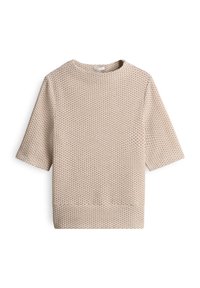 Pull court en tricot beige à manches courtes avec un motif en nid d'abeille texturé et un col rond, présenté sur un fond blanc.