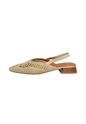 Zapato slingback tejido beige con puntera puntiaguda y tacón bajo de bloque de madera sobre fondo blanco.