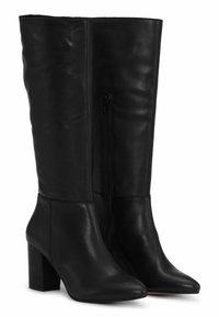 Juodos odinės iki kelių botai su stačiakampiu kulnu, smailiu priekiu, lygiu paviršiumi ir šoniniais užtrauktukų detalėmis užsegimui.