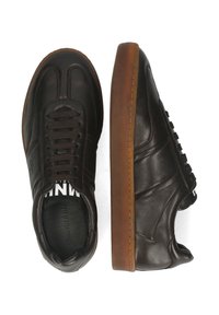 Sneakers in pelle nera con lacci e suole in gomma marrone, mostrati in vista dall'alto e di lato su uno sfondo bianco.