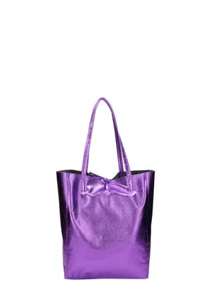 Sac fourre-tout métallique violet avec deux poignées, une surface texturée et un simple nœud au centre.