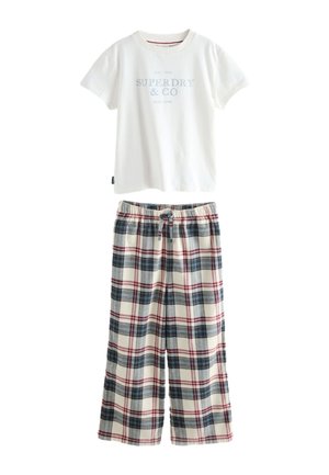 Biały T-shirt z krótkim rękawem z napisem "Superdry & Co", zestawiony z luźnymi, kremowymi spodniami w kratę z czerwonymi i niebieskimi paskami oraz wiązanym paskiem w pasie.