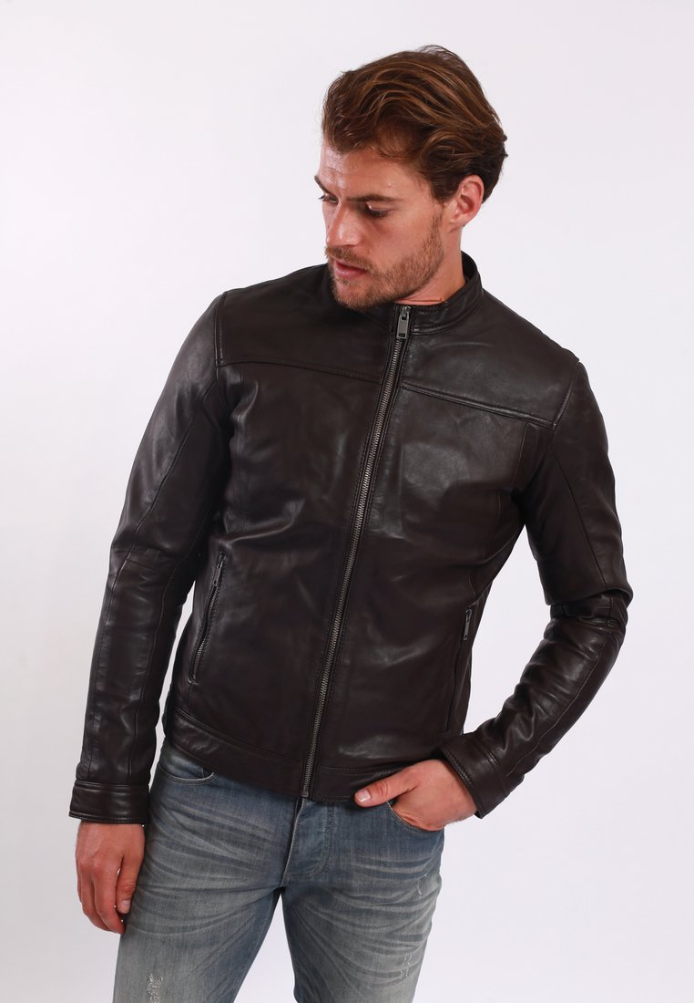 Giacca in pelle marrone con chiusura a zip, colletto alto e vestibilità slim. Presenta una cucitura verticale e due tasche laterali. Stile casual.