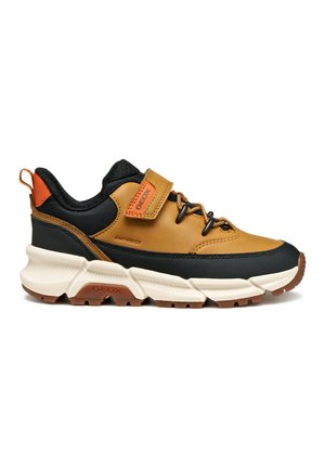 Sneakers outdoor marroni e neri con una superficie testurizzata, chiusura con lacci, cinturino regolabile e una suola bianca spessa con dettagli arancioni.