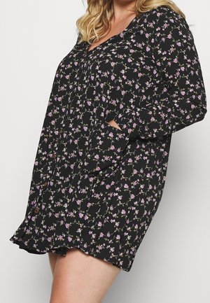 Schwarz-blumiges Kleid mit langen Ärmeln, aus leichtem Stoff gefertigt. Verfügt über Taschen, Knöpfe und einen ausgestellten Saum.