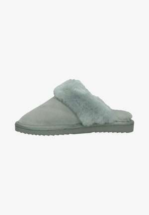 Lichtgrijze suède pantoffels met een fluffy lichtgrijze bontvoering, open teen ontwerp en een getextureerde rubberen zool voor grip.