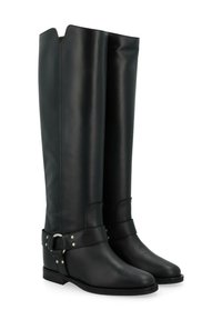 Bottes en cuir noires, montant jusqu'aux genoux, avec une texture lisse, un léger talon et une sangle à boucle avec des accents métalliques au niveau de la cheville.