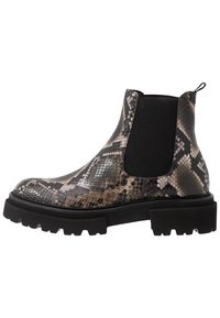 Botines con un lado elástico negro, que presentan un patrón de piel de serpiente texturizado en tonos de marrón y beige, y una suela gruesa negra.