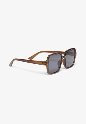 Ochelari de soare pătrați cu nuanță maronie și lentile gri, având un cadru transparent și brațe elegante, curbate, cu detalii subtile de accent.