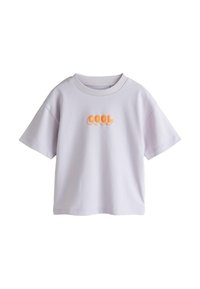 Licht lavendelkleurig T-shirt met korte mouwen gemaakt van zachte stof, met een ronde halslijn en een oranje "COOL"-afbeelding in het midden.