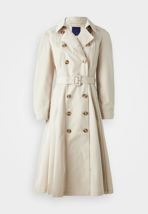 Trench coat bege com fecho de botão duplo, cintura com cinto, mangas longas e uma saia até ao joelho, feito de tecido leve.