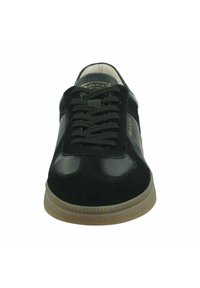 Baskets noires avec une combinaison de cuir lisse et de daim. Lacets épais, col rembourré et semelle en caoutchouc avec un profil texturé.