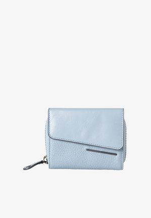 Portafoglio in morbida pelle blu chiaro con finitura testurizzata, dotato di chiusura a pattina, scomparto con cerniera e un elemento metallico sul davanti.