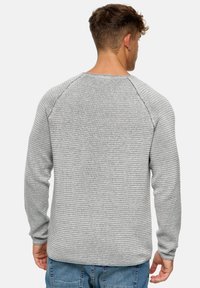 Lys grå langærmet sweater med tekstureret ribb, rund halsudskæring og raglanærmer. Casual design; ingen synlige mønstre eller accenter.