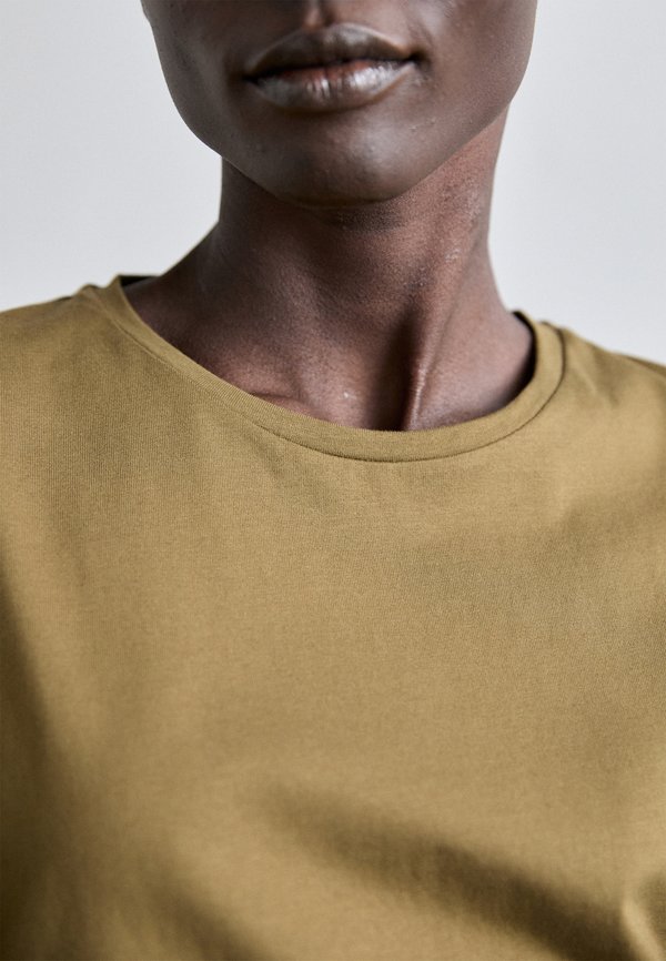 SIGNATURE ORGANIC TEE - Basic T-shirt - moss2