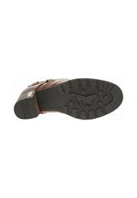 Botte en cuir brun avec surface texturée, présentant une semelle en caoutchouc noir avec des motifs de bande de roulement, et un accent métallique sur le côté.