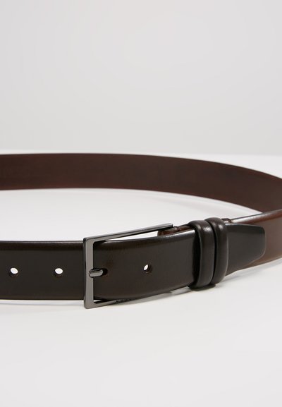 Ceinture en cuir brun avec une finition lisse, dotée d'une boucle en métal argenté, de cinq trous espacés de manière égale, et d'un design classique.