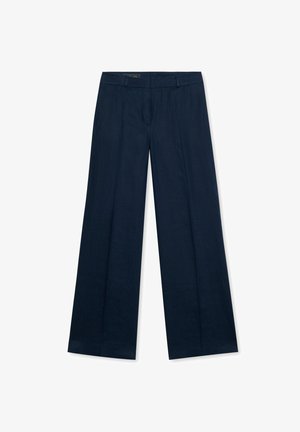 Marineblaue, maßgeschneiderte, weit geschnittene Hose mit Gürtelschlaufen, flacher Vorderseite und gebügelten Bügelfalten auf weißem Hintergrund.