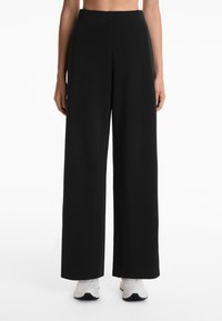 OYSHO SOFT-TOUCH WIDE LEG SIDE-PLEATED - Pantaloni - black