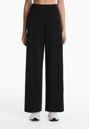 OYSHO SOFT-TOUCH WIDE LEG SIDE-PLEATED - Hlače - black