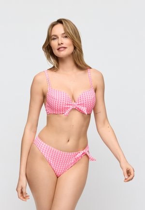 Roze-wit geruite bikini met een strikdetail aan de voorkant. Het topje heeft gevoerde cups en verstelbare bandjes, terwijl het broekje zijstrikjes heeft.