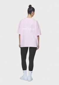 Pegador ARENDAL LOGO HEAVY OVERSIZED TEE - Majica kratkih rukava s printom - washed bubblegum/white
