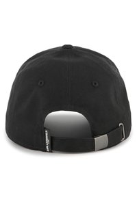 Boné preto com aba curva, tira ajustável na parte de trás e uma etiqueta de logotipo. Feito de tecido com costura visível e orifícios de ventilação.