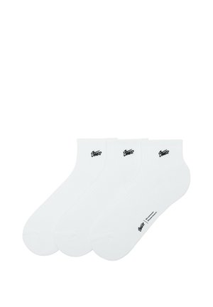 Drei Paar weiße Knöchelsocken mit kleinen schwarzen Textlogos in der Nähe des Bündchens und an der seitlichen Sohle.