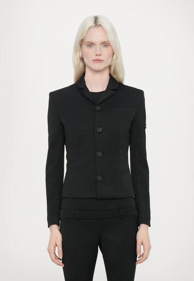 Schwarzer, maßgeschneiderter Blazer mit strukturiertem Kragen, vier Knöpfen und einer taillierten Silhouette. Lange Ärmel, glattes Material, minimalistisches Design.