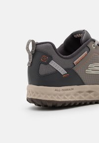 Skechers ESCAPE PLAN - Sneakers basse - tan/charcoal