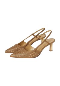 Talons slingbacks en cuir tan avec des bouts pointus, ornés d'œillets métalliques, dotés d'un talon bloc de 5 cm et d'une semelle intérieure lisse.