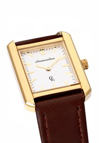 Firkantet guldfarvet armbåndsur med hvid urskive, gyldne timeangivelser og visere, brun læderrem, viser klokken 10:10, mærket Commonlines.