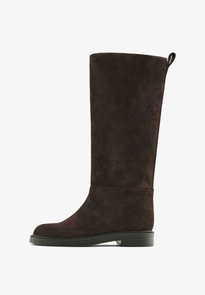 Braune Wildlederstiefel bis zum Knie mit einer runden Zehenpartie, flacher Sohle und kleinem Absatz. Verfügt über eine hintere Schlaufe zum einfachen An- und Ausziehen.