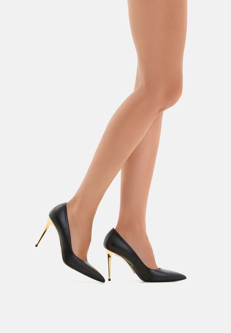 Scarpe con tacco alto in pelle nera, con punta a stiletto e tacco dorato. Texture liscia e design elegante.