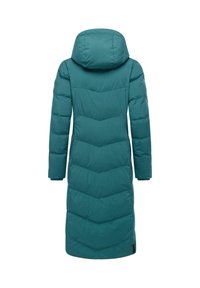 Črna puhasta jakna s kapuco, dolge oblike, z chevron šivom in pregibnimi manšetami. Gladek tekstil in trpežen material.