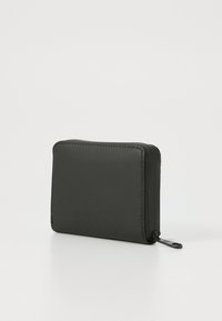 Compact zwarte portefeuille gemaakt van glad synthetisch materiaal, met een ritssluiting, rechthoekige vorm en subtiele stiksels.