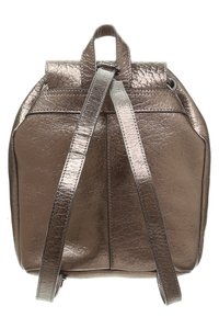 Kovově bronzový batoh s texturovaným povrchem, vybavený nastavovacími popruhy a strukturovaným designem. Dvojité horní madla pro nošení.