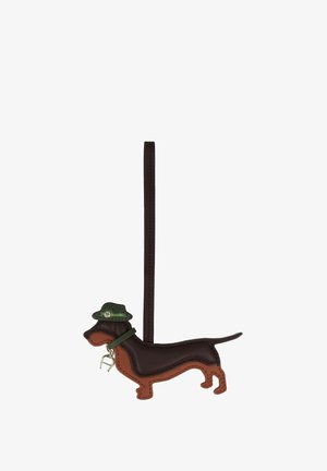 Porte-clés en cuir brun et beige en forme de teckel, portant un chapeau vert, avec un petit fermoir doré et une sangle foncée pour l'accrocher.