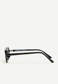 Sorte solbriller med en rektangulær ramme. Slanke arme strækker sig fra rammen og viser en blank finish. MD-mærket på den indvendige arm.