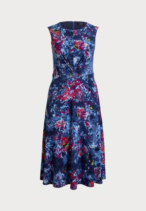 Blomstermønstret kjole med blå baggrund og røde samt grønne accenter, ærmeløst design og med en samlet knudepunkt detalje i taljen.