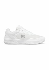 Zapatillas de tenis blancas con parte superior texturizada, suela plana y logo gris. Incluye diseño con cordones y acentos minimalistas.