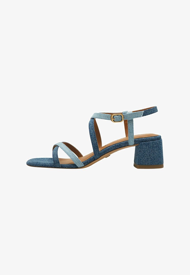 Denim blockhak sandaal met verstelbaar enkelbandje. Kenmerkt crisscross banden in lichte en donkere blauwtinten. Gladde leren binnenzool.