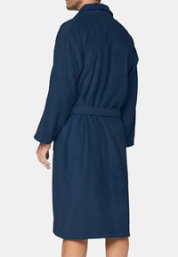 Navyblauer Bademantel aus weichem Frottee, mit langen Ärmeln, einem Gürtel in der Taille und einem Kragen, der mit strukturiertem Stoff für Komfort versehen ist.