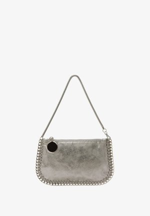 Ezüst fém pénztárca lánc pánttal, cipzárral záródik, és kerek díszcharma található rajta. Texturált felülettel és varrott lánc részletezéssel rendelkezik.