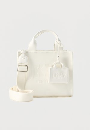 Kleine, gebroken-witte DKNY-handtas met twee handvatten, verstelbare schouderriem en een mini-bijzetzak met reliëflogo.