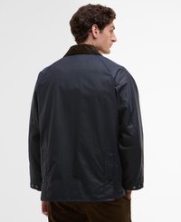 Casaco leve azul-escuro com gola de veludo corduroy, apresentando um design simples, bolsos laterais e fechos de botão nos punhos.